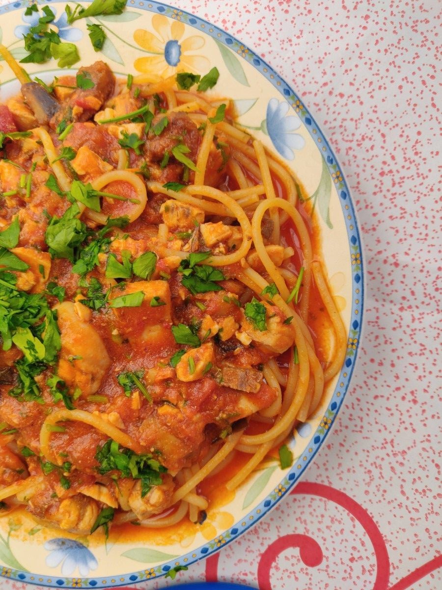 Pasta mit Schwerfisch auf dem Mercato del Capo in Palermo