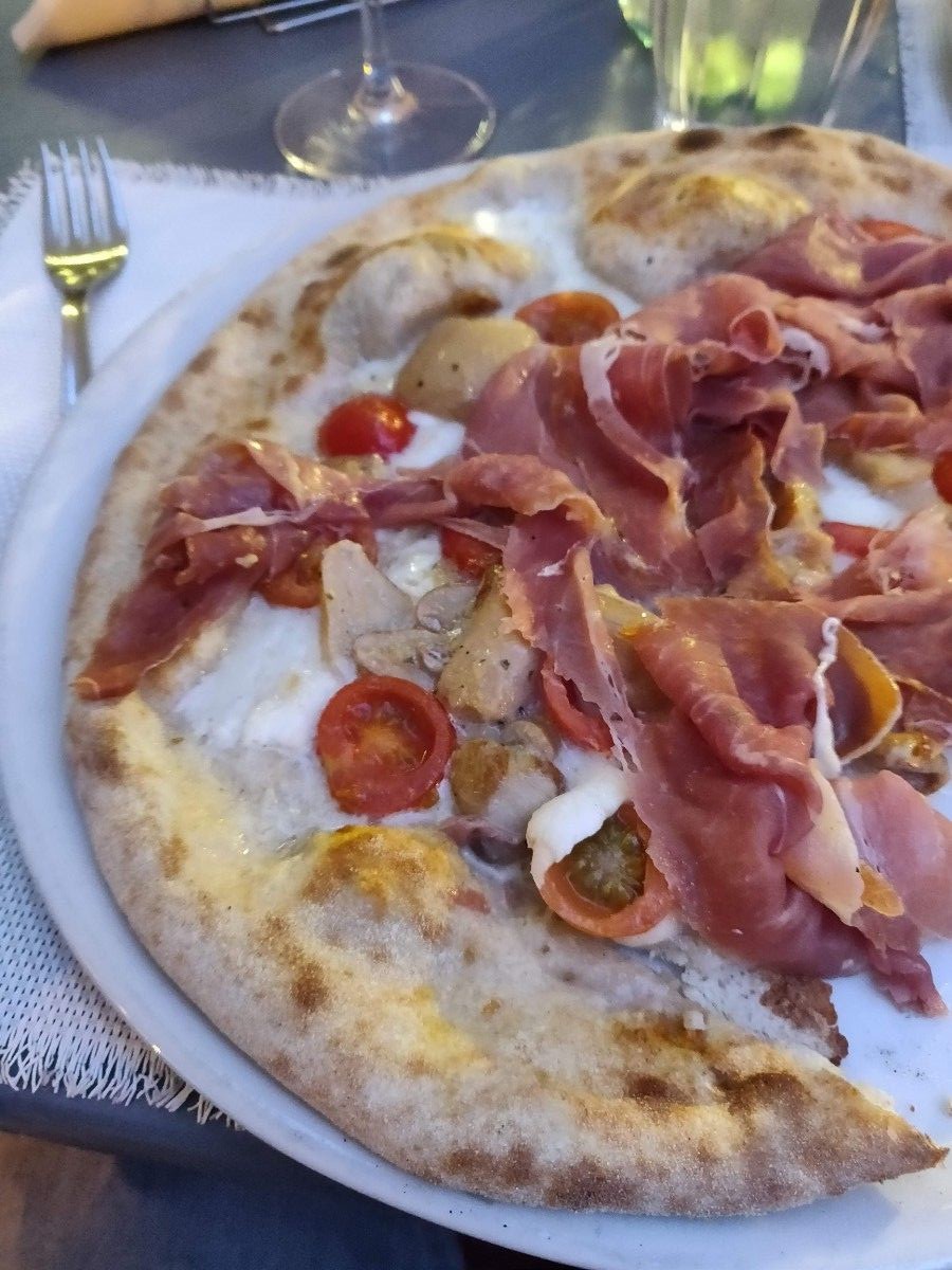 Pizza mit Speck und Steinpilzen in Palermo