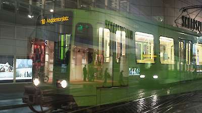Hannover: Schauspielhaus und Straßenbahn