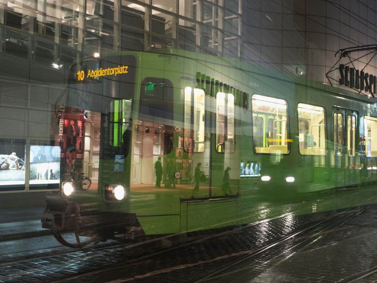Straßenbahn vor dem Schauspielhaus in Hannover